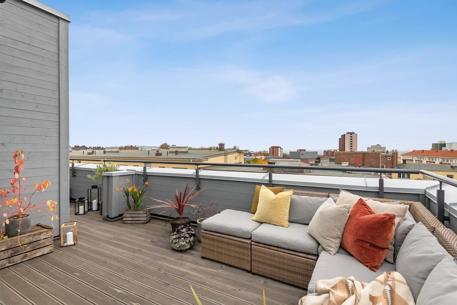 Terrassen vender mot nordvest og sydvest, og har gode solforhold. Galleribilde