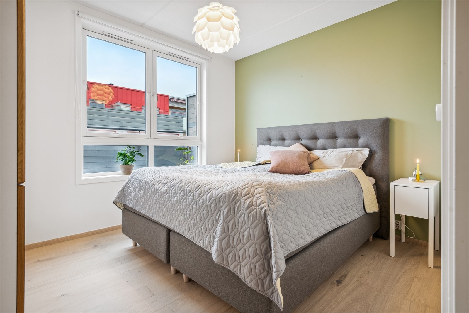 Leilighetens romslige hovedsoverom. Galleribilde