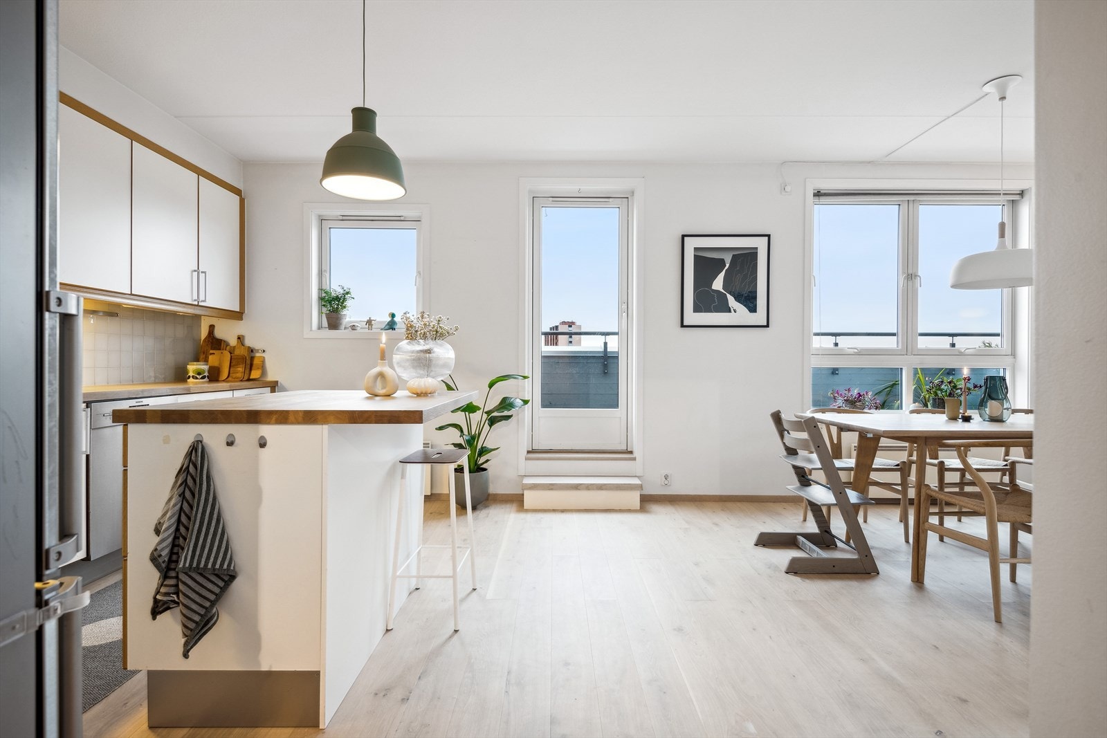 Fra kjøkkenet er det også utgang til terrassen. Galleribilde