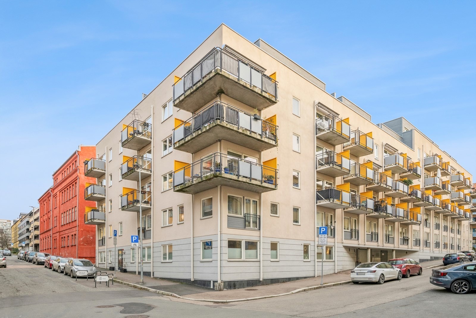 Fra eiendommen er det gangavstand til handlegater, kafeer, et variert servicetilbud, samt god offentlig kommunikasjon via buss, trikk og T-bane. Galleribilde