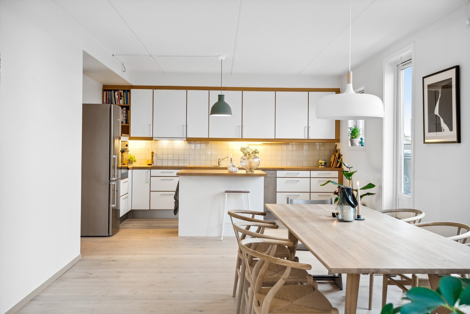 Kjøkkeninnredningen er utført med slette fronter og benkeplate i heltre. Galleribilde