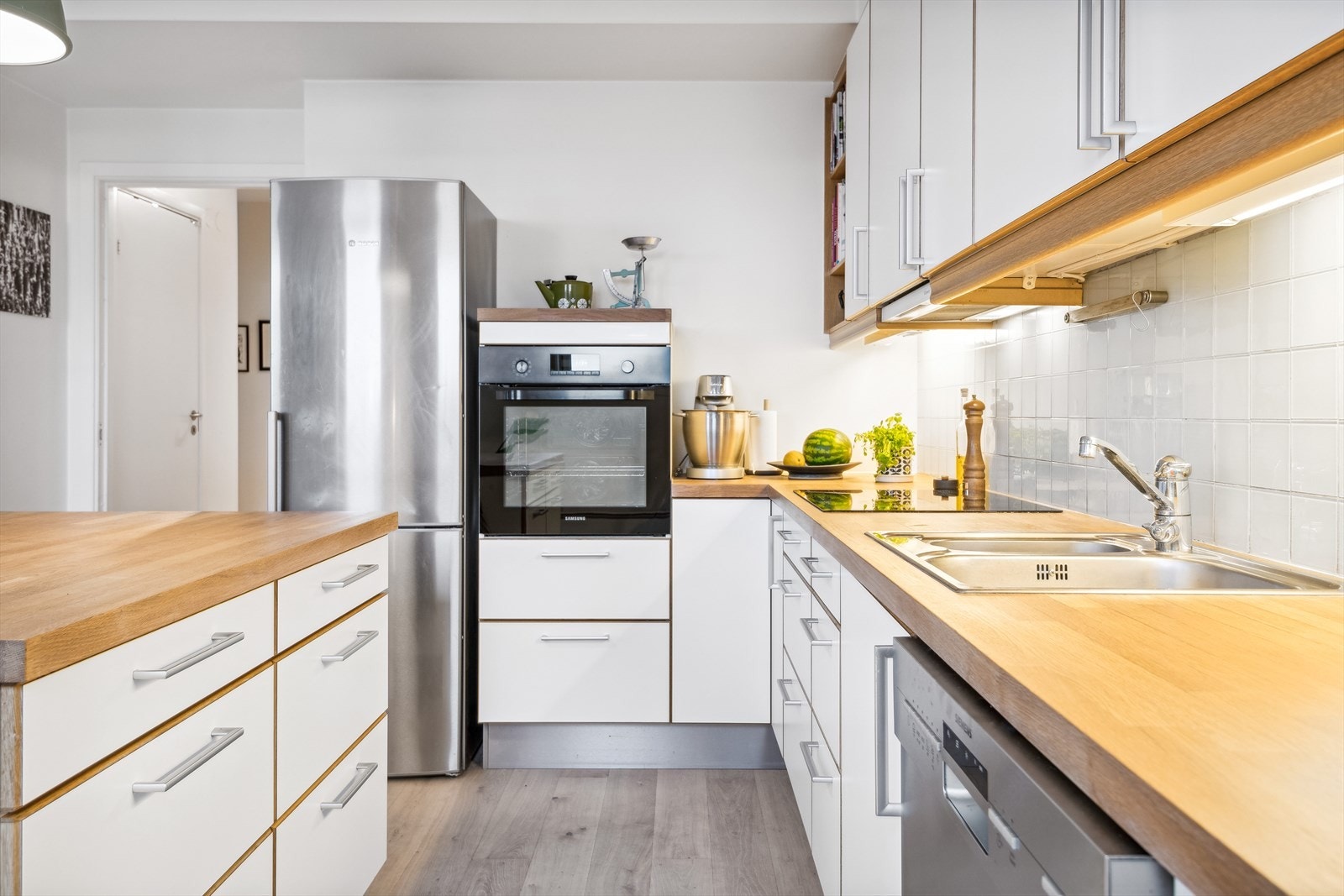 Kjøkkeninnredningen har god skap- og benkeplass. Galleribilde