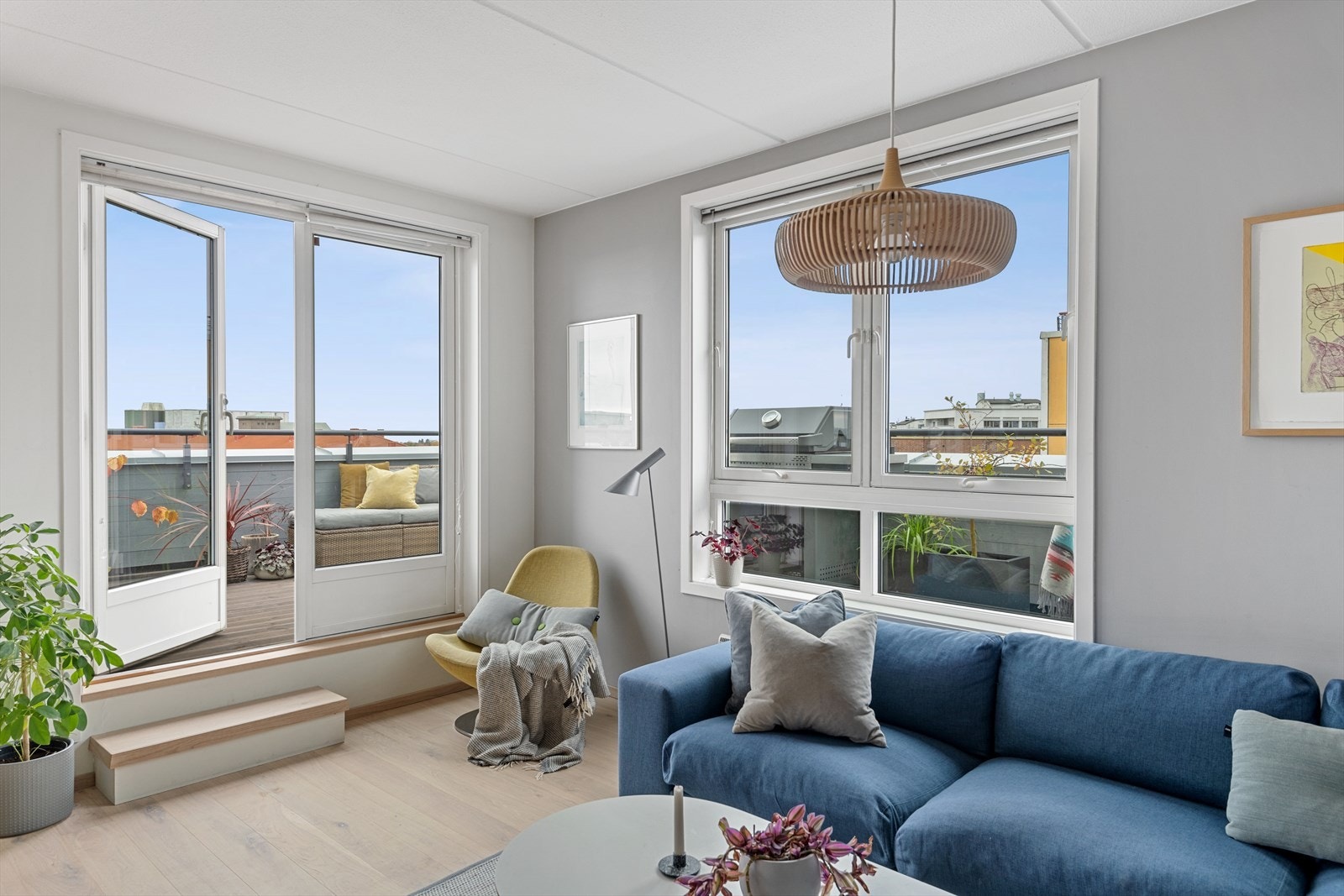 Fra stuen er det utgang til en stor hjørneterrasse med meget gode solforhold og flott utsikt mot fjorden og Holmenkollen. Galleribilde