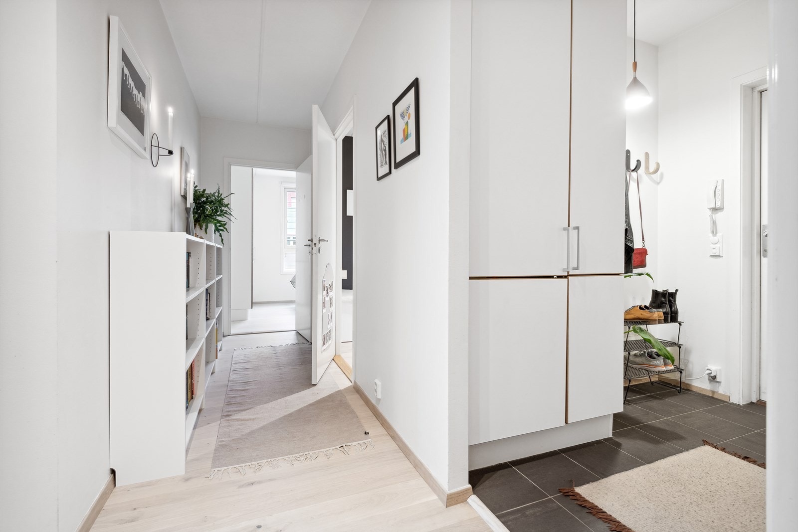 Entré og gang. Entreen har flislagt gulv med varmekabler. Galleribilde