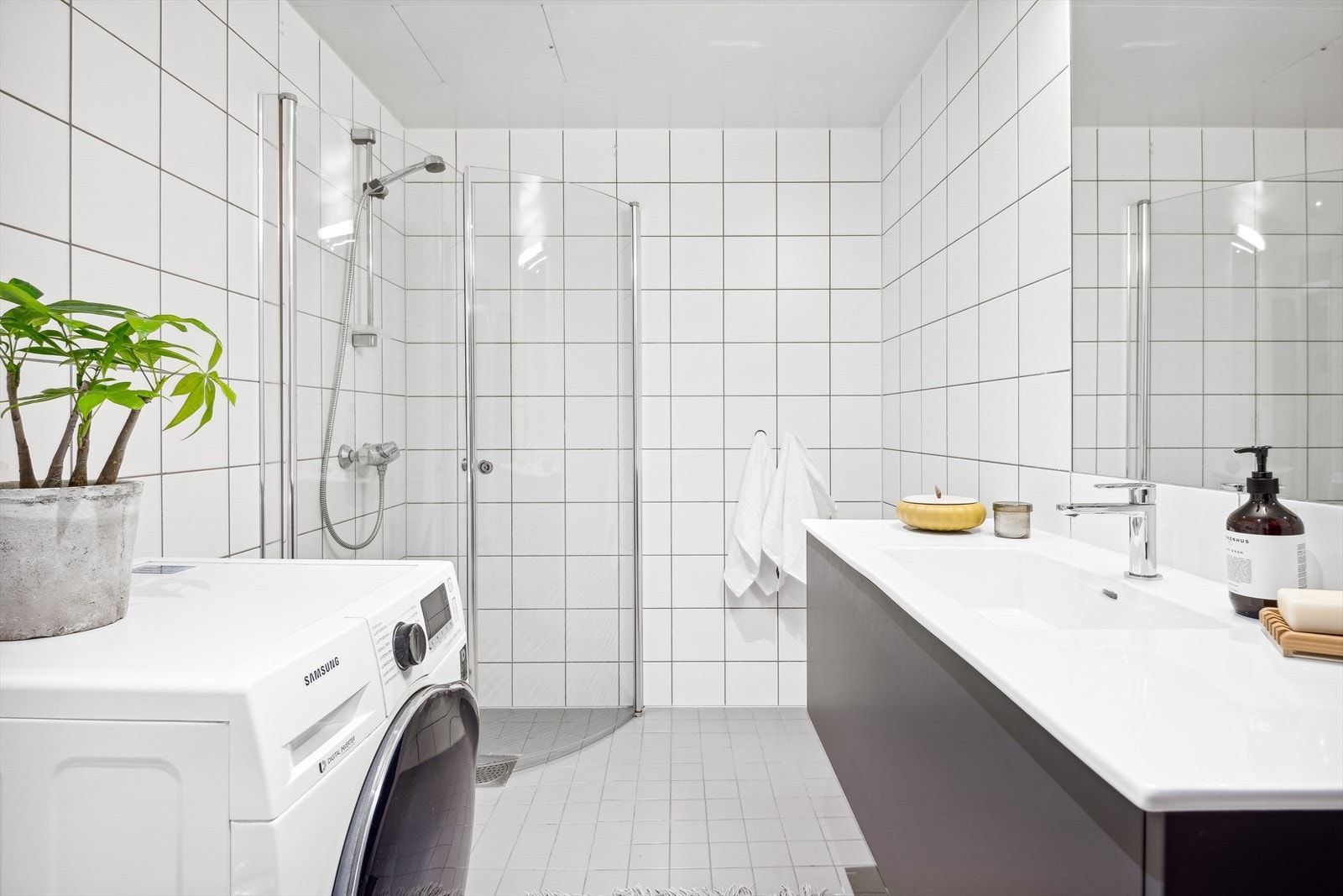 Baderommet har nylig blitt oppgradert med nytt baderomsmøbel. Galleribilde