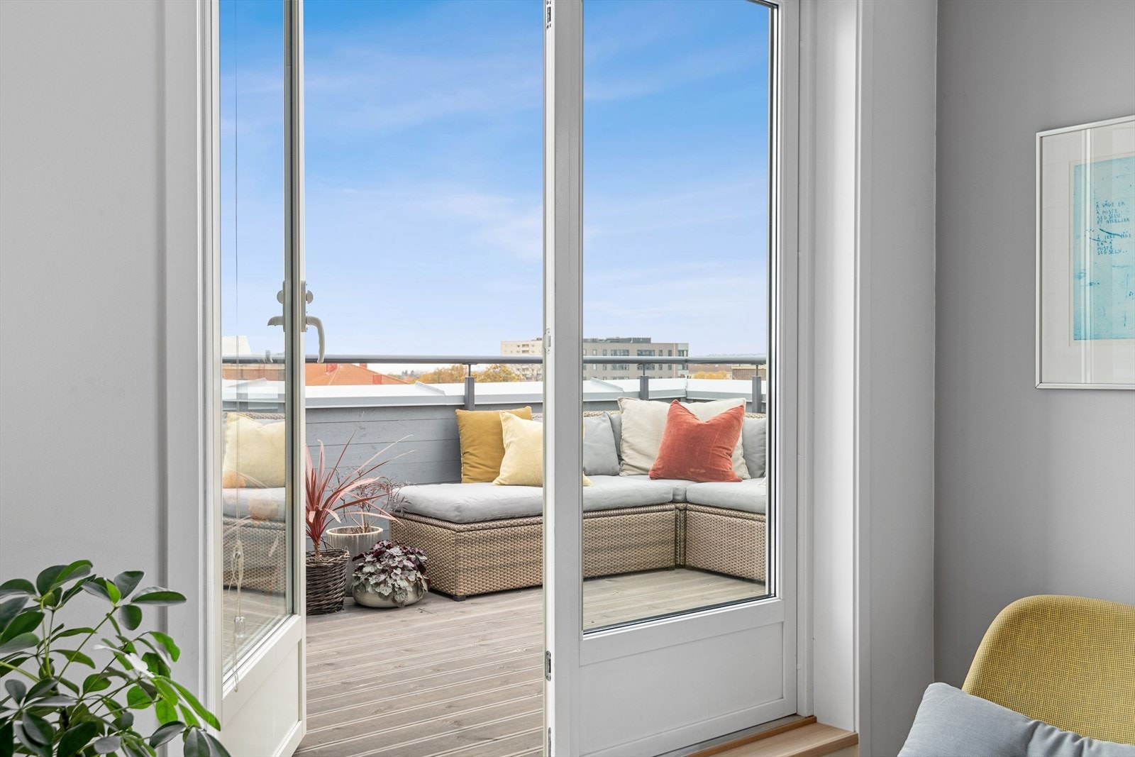 Utgang til terrassen fra stuen. Galleribilde