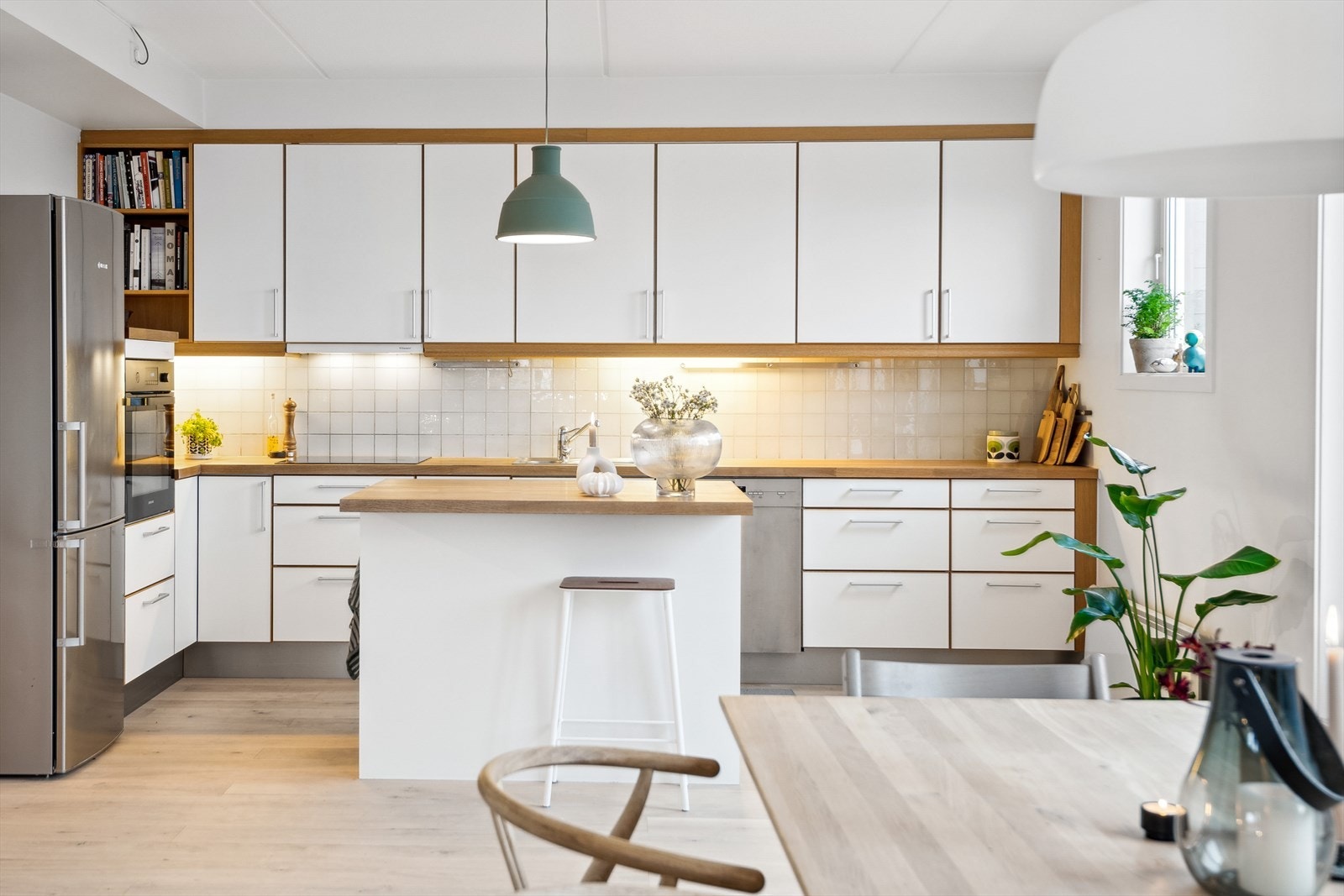 Innredningen er utstyrt med integrert stekeovn og platetopp, og frittstående kjøleskap og oppvaskmaskin. Galleribilde