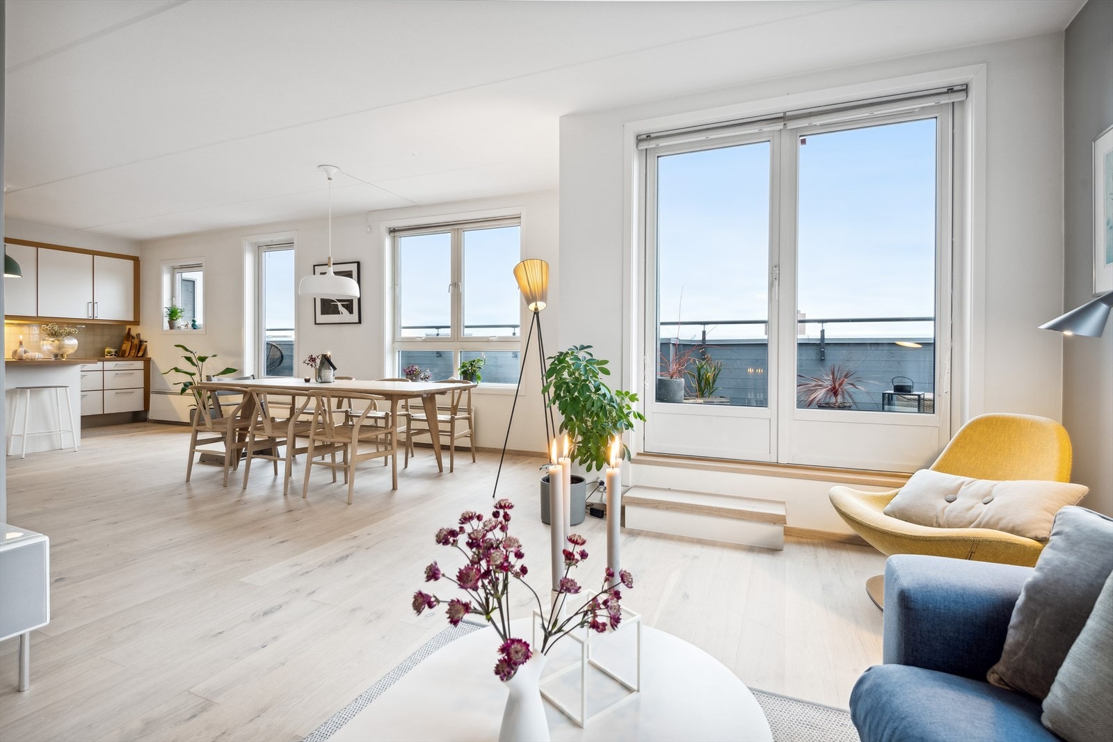 Pene overflater og nytt parkettgulv, noe som er gjennomgående i hele leiligheten. Galleribilde