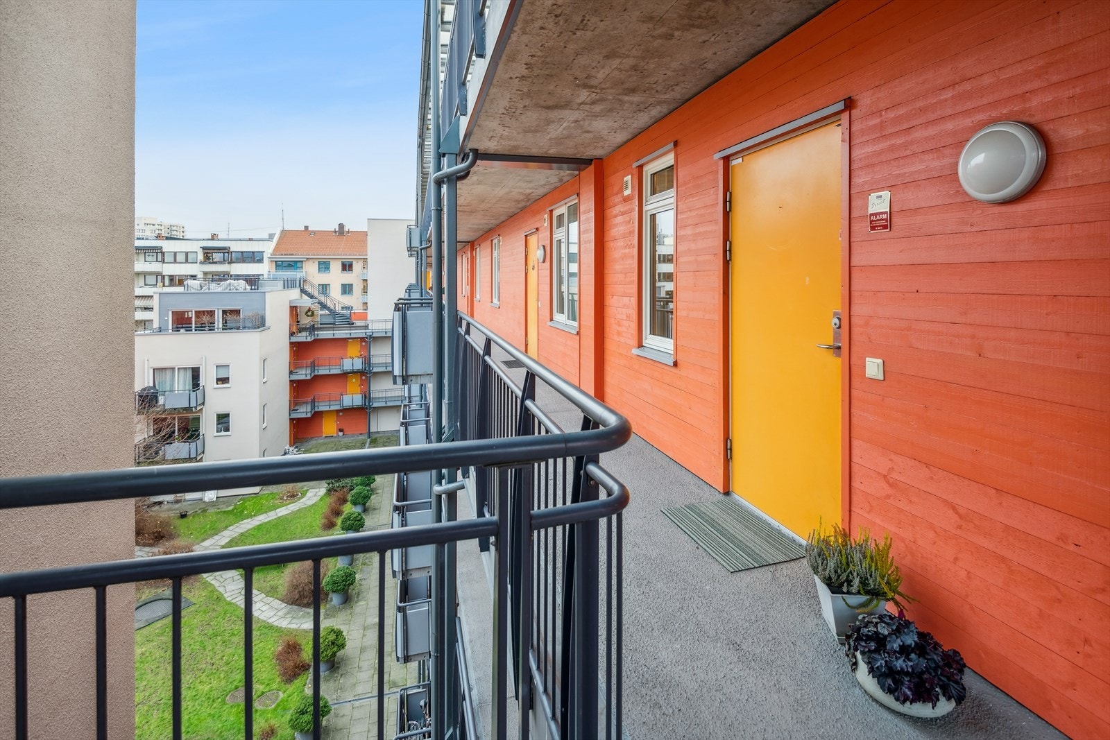 Leiligheten ligger i byggets 5. etasje og har heisadkomst. Galleribilde