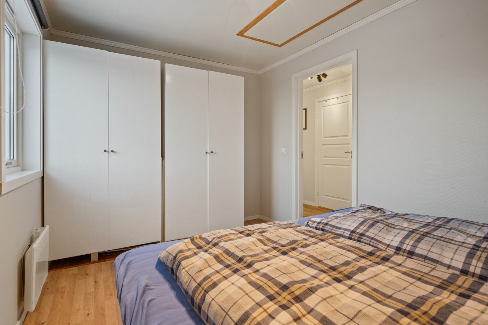 Her er det god plass til både dobbeltseng og garderobeskap. Adkomst til kaldloft via luke på soverommet. Galleribilde