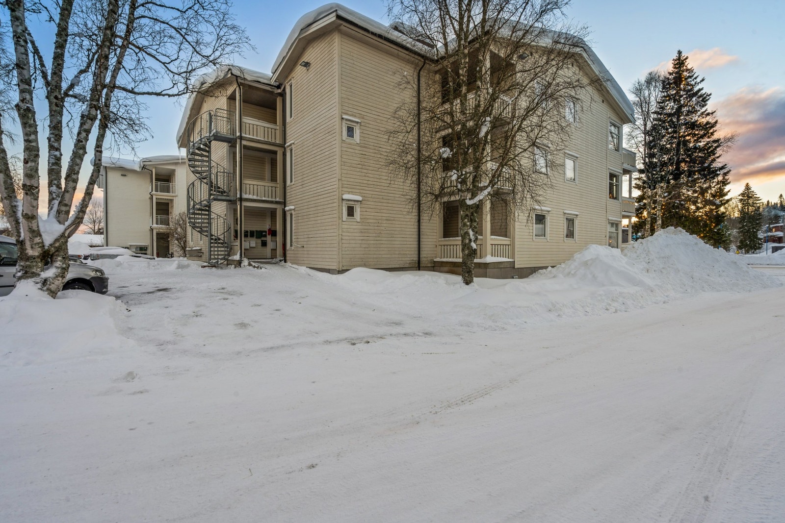 Leilighetskomplekset sto ferdig i 2008. Det er parkeringskjeller og boder i underetasjen, hvor man kan leie parkeringsplass dersom man ønsker. Galleribilde