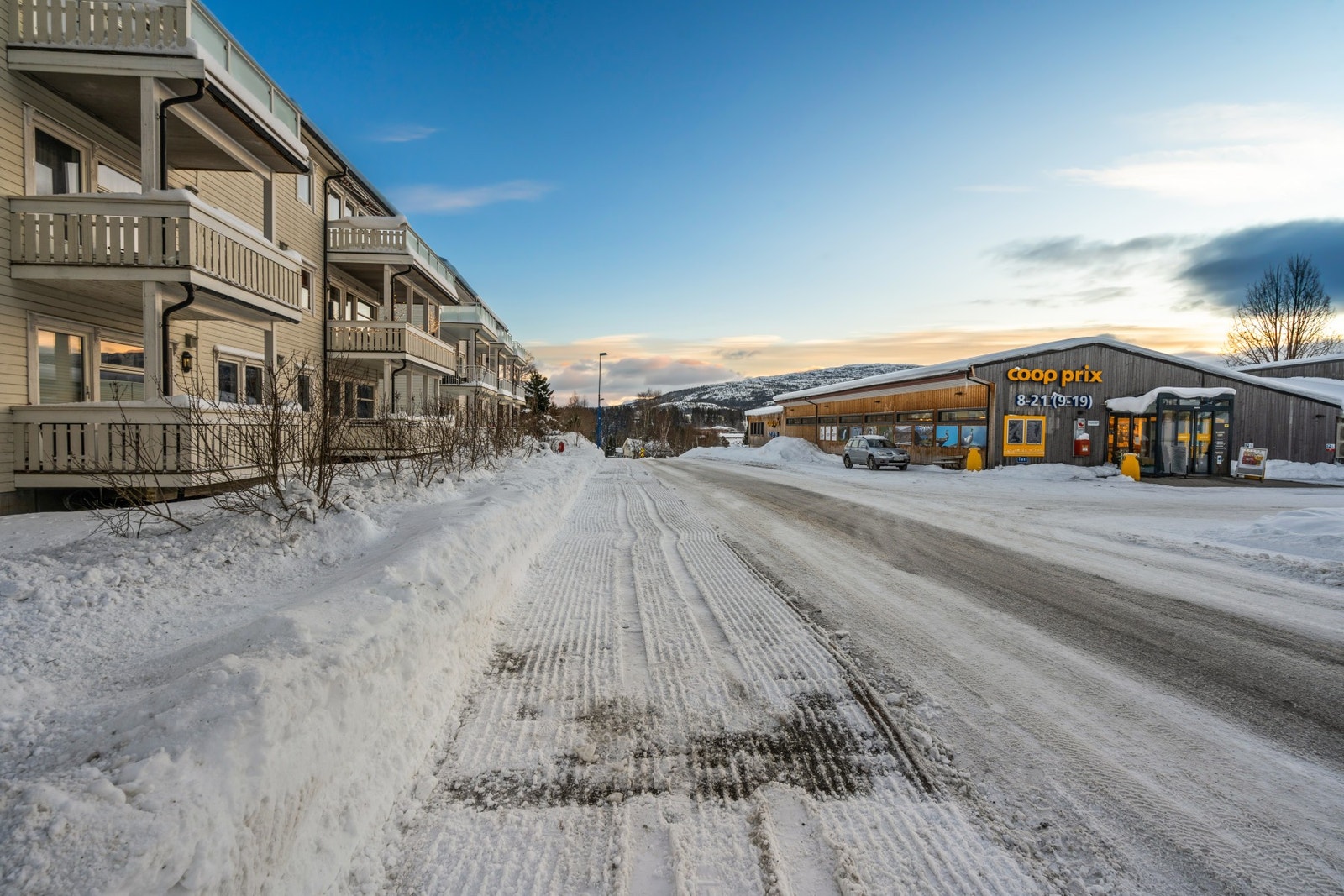 Eiendommen ligger i et etablert boligområde på Trofors, i nær tilknytning til matbutikker, togstasjonen og kommunale kontorer. Galleribilde