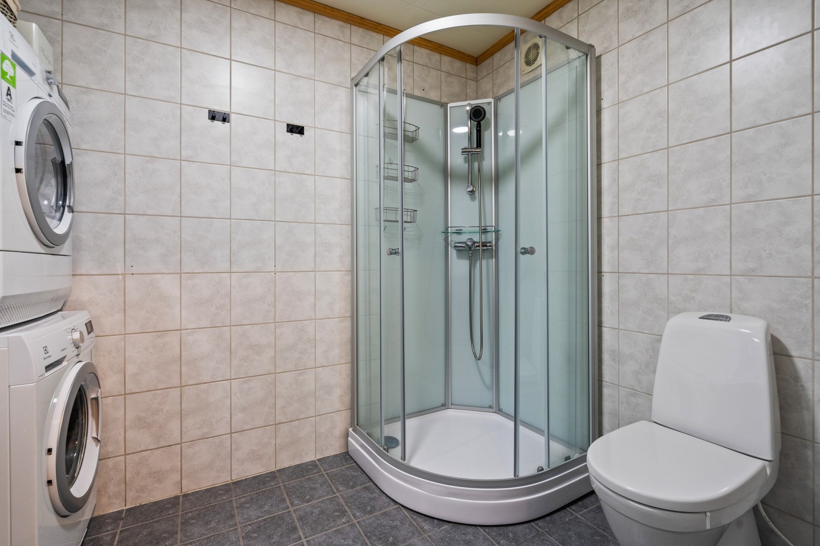 Badet er flislagt på gulv og vegger, med vannbåren varme i gulvet. Galleribilde