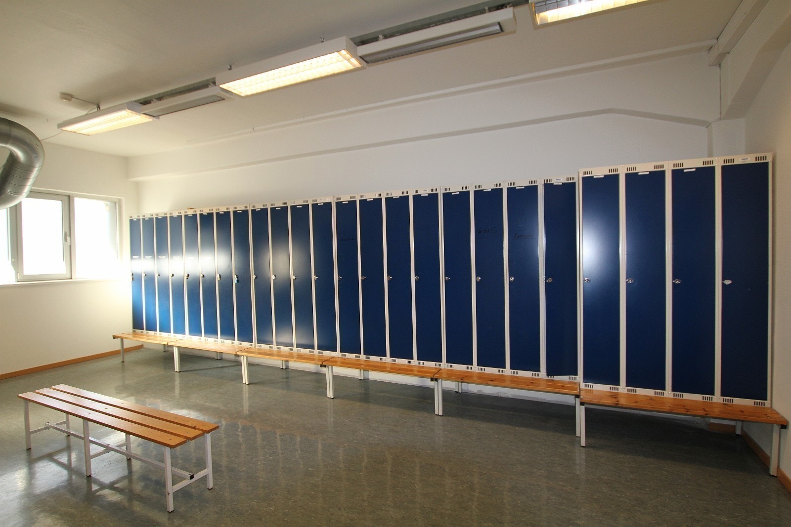 Innendørs sykkelstall med tilhørende stor garderobe/dusj Galleribilde