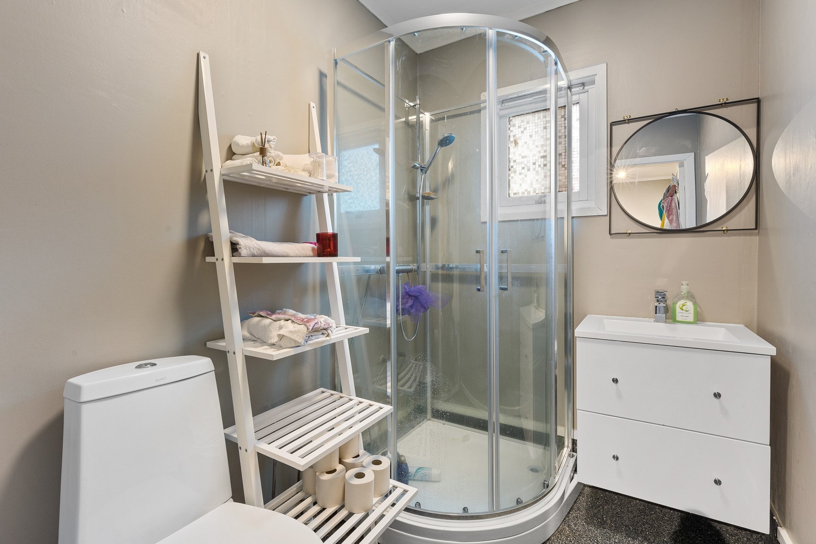 Badet er utstyrt med dusjkabinett, servantskap med speil og toalett. Galleribilde