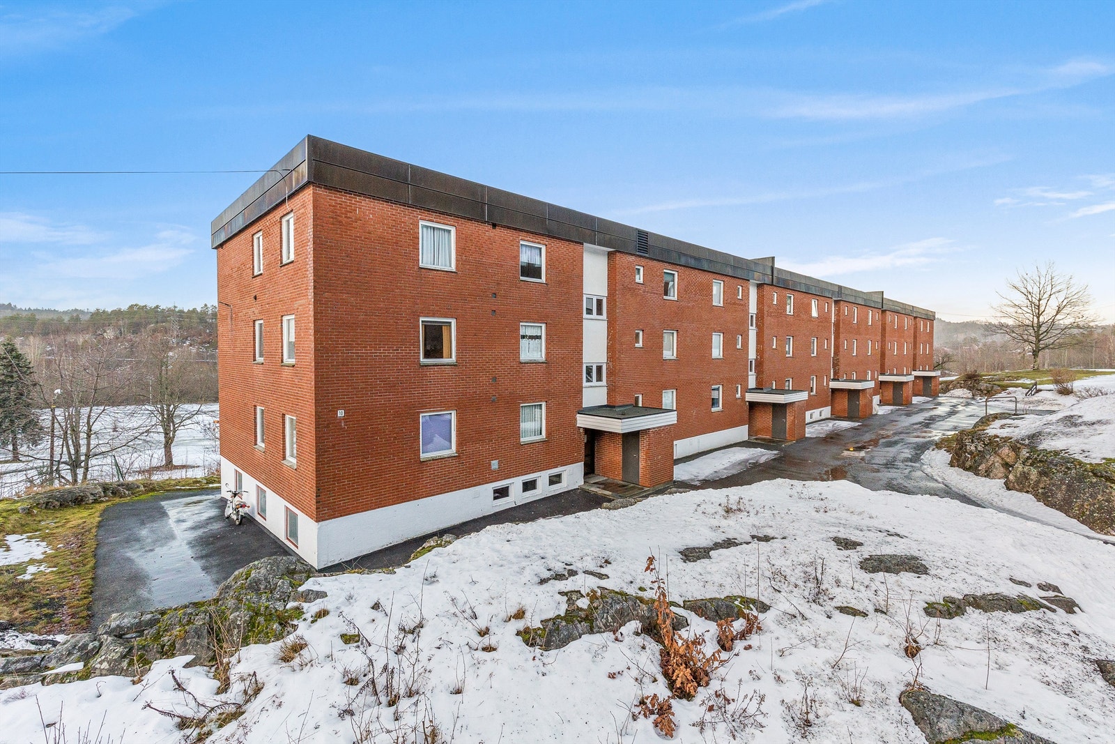 Fra leiligheten er det ca. 5 minutter med bil til Kragerø sentrum. Galleribilde