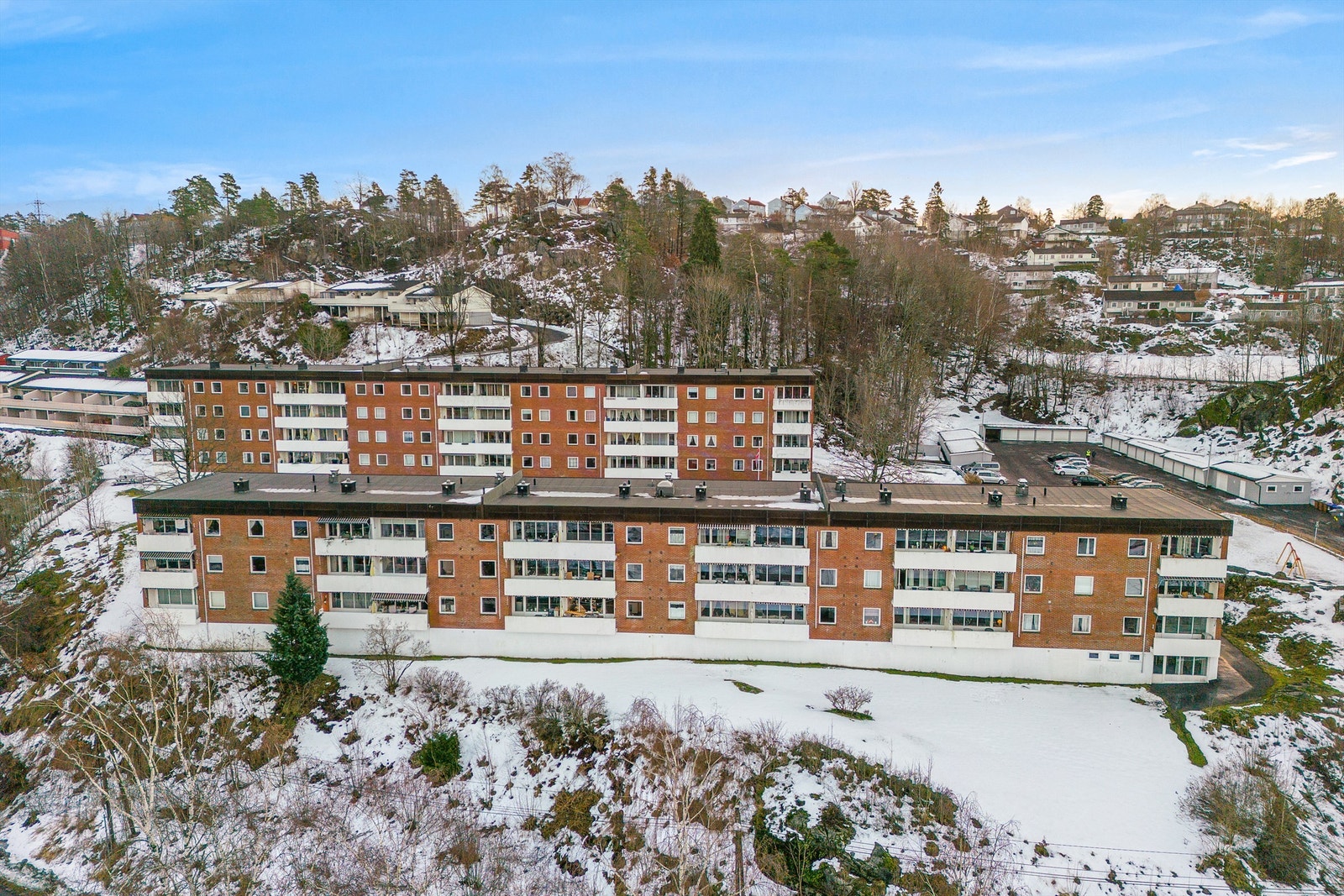 Leiligheten har sentral beliggenhet på Kalstad i Kragerø kommune. Galleribilde