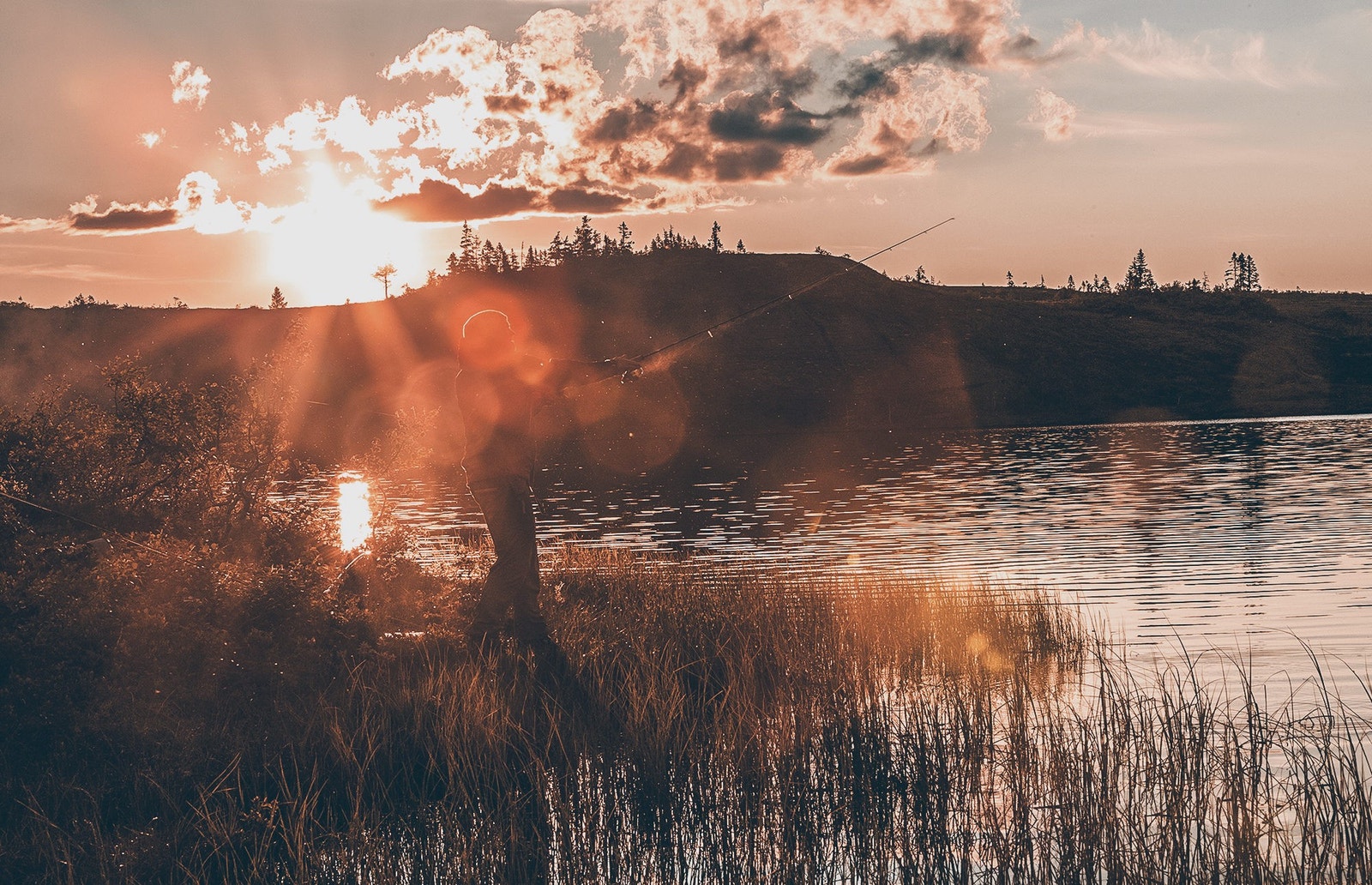 Fjellområdene er rike på fiskevann og har utallige muligheter for gode fiskeopplevelser sommer som vinter. Galleribilde