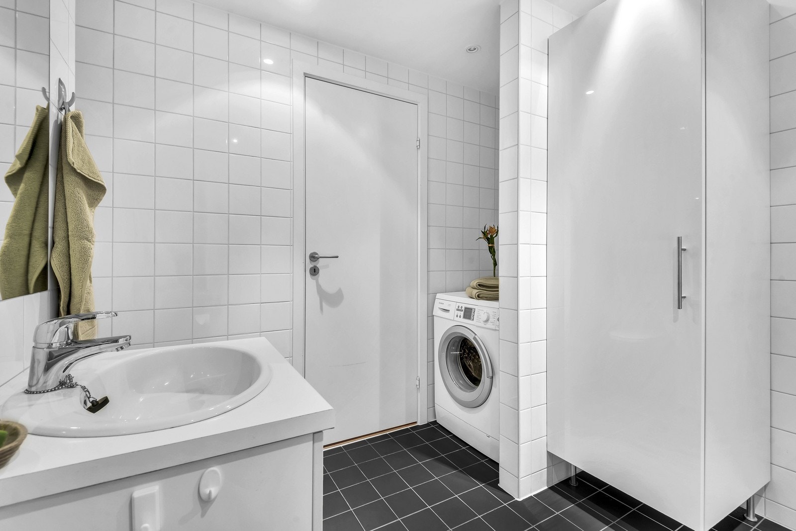 Bad med vaskemaskin Galleribilde