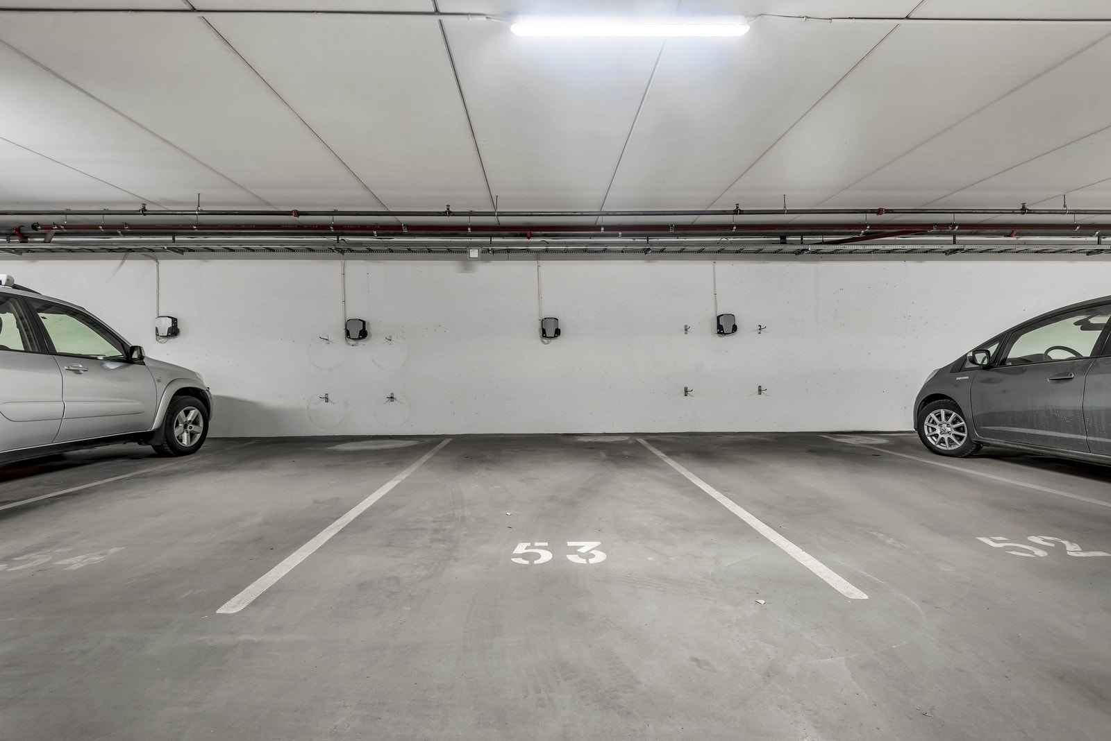 Garasjeplass med lader Galleribilde