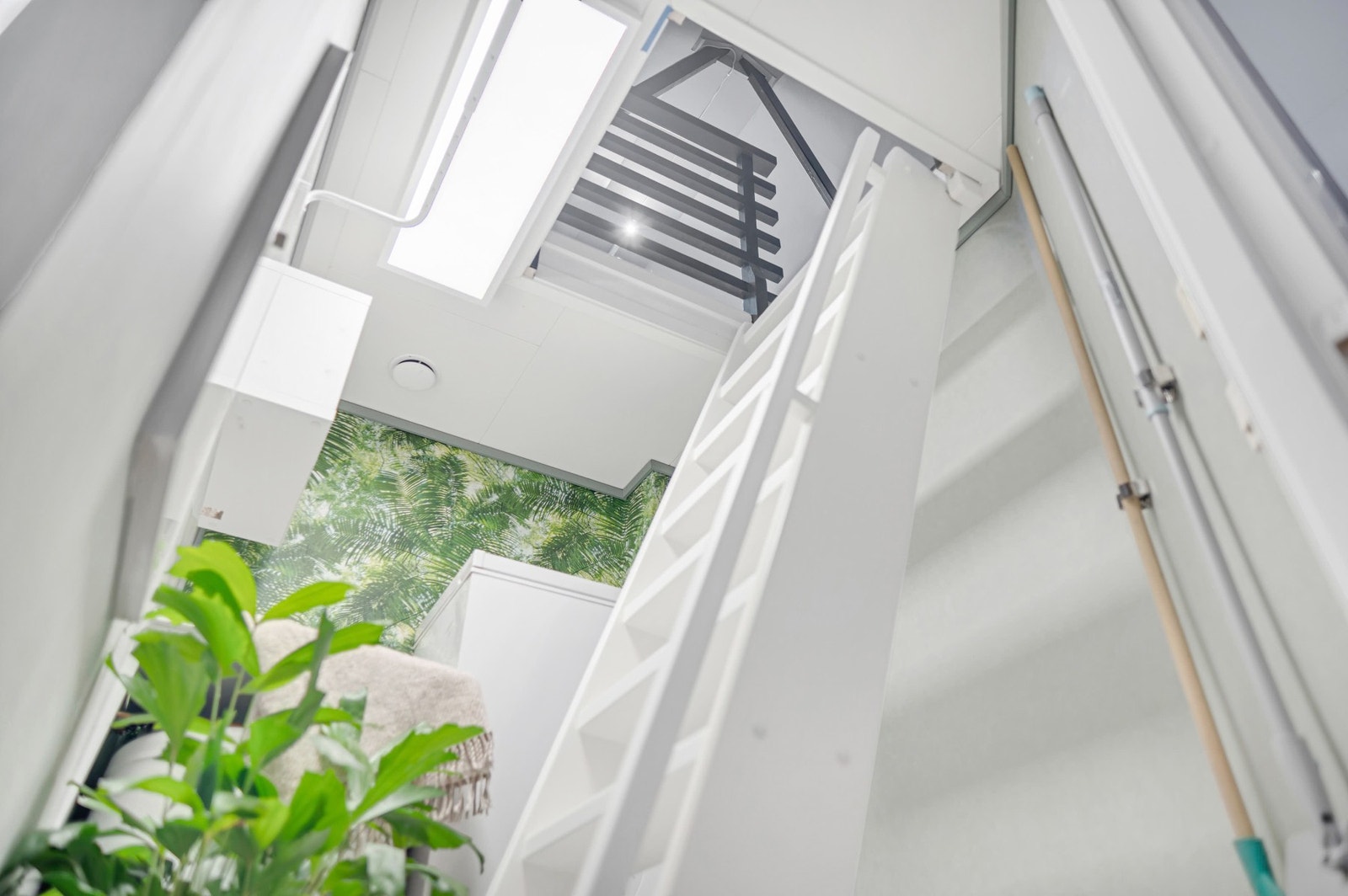 Trappen opp til loft er uttrekkbar og gjør adkomsten enkel. Galleribilde