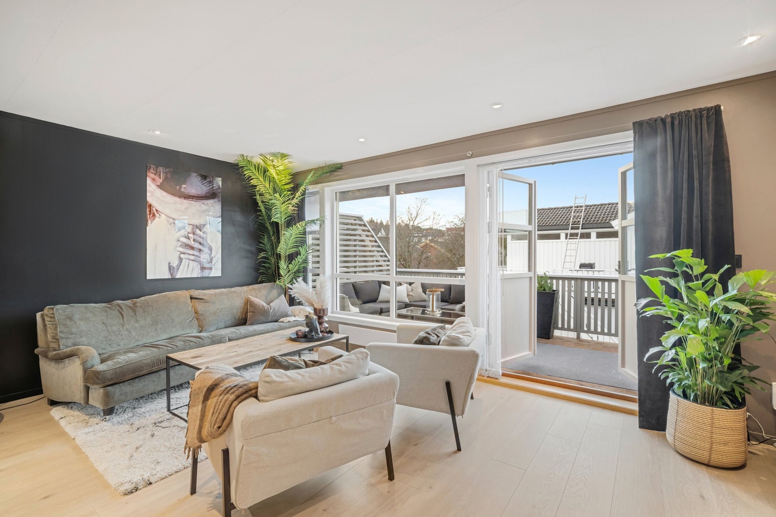 Leiligheten er malt i tidsriktige fargetoner. Fra stue er det utgang via dobbeltdør til balkong. Galleribilde