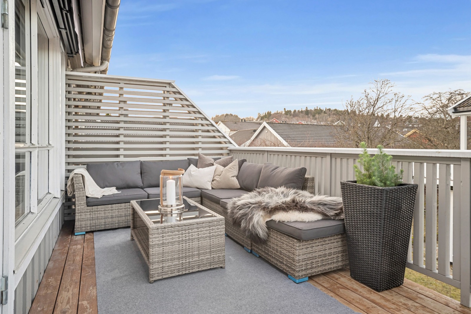 Leilighetens vestvendte balkong ble utvidet i 2018, og her nyter man gode solforhold på ettermiddag og kveld. Galleribilde