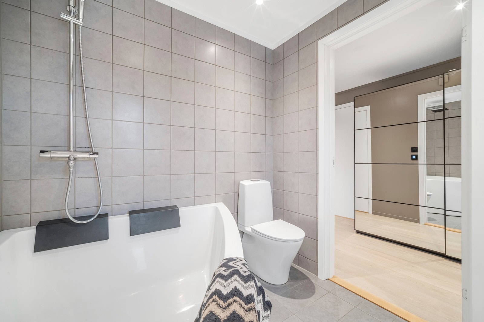 Badet er bl.a innredet med badekar og toalett, og det er varmekabler i gulv. Galleribilde