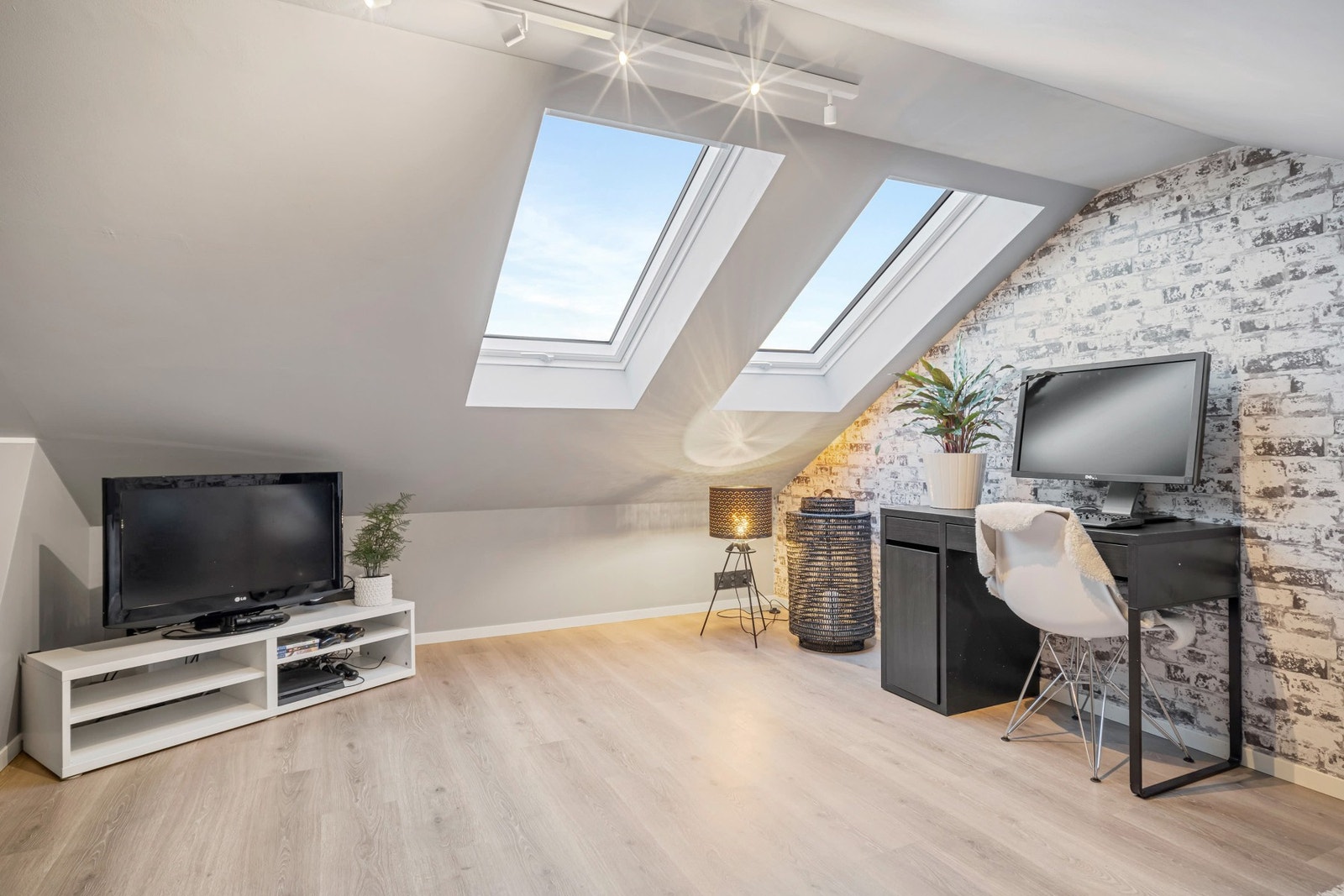 I 2022 ble det montert to stk. Velux takvinduer. Loftet er ikke omsøkt og godkjent for varig opphold. Galleribilde