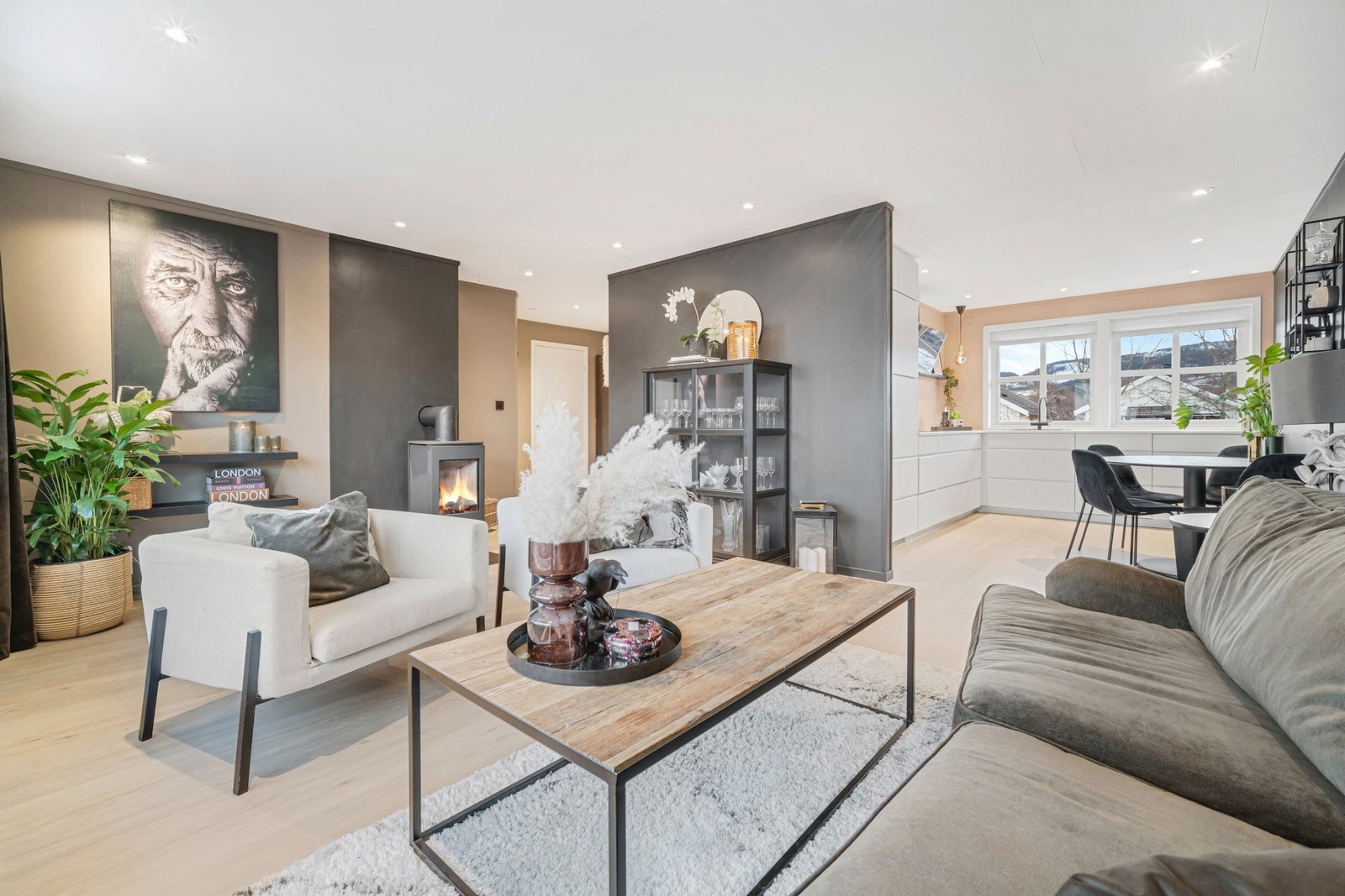 EiendomsMegler 1 v/Frank Robert Bae har gleden av å presentere en særdeles flott 3-roms selveierleilighet på Ranheim! Galleribilde