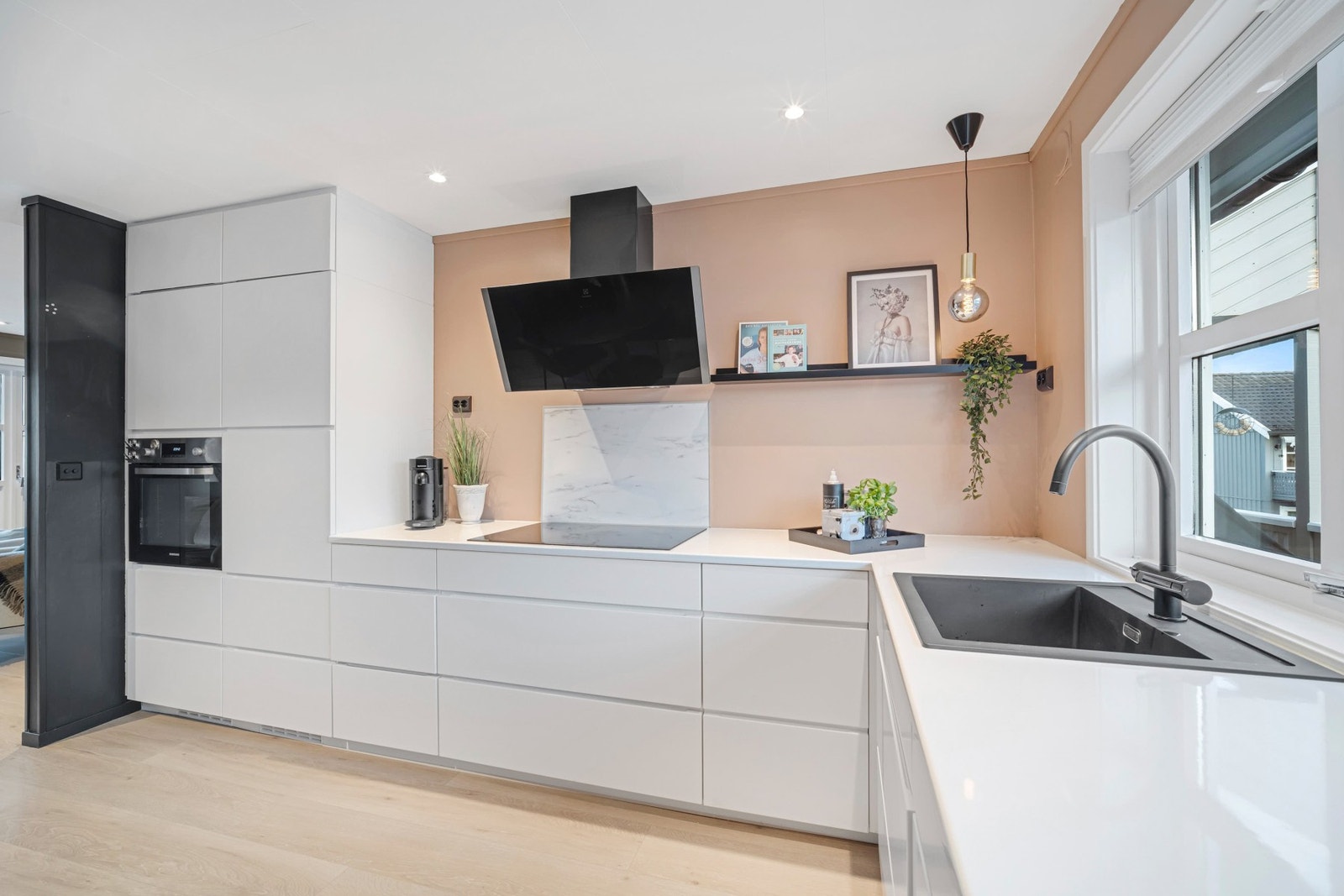 Kjøkkenet har rikelig med skap- og benkeplass. Fra vinduet har man fin utsikt mot grøntarealer og lekeplass. Galleribilde