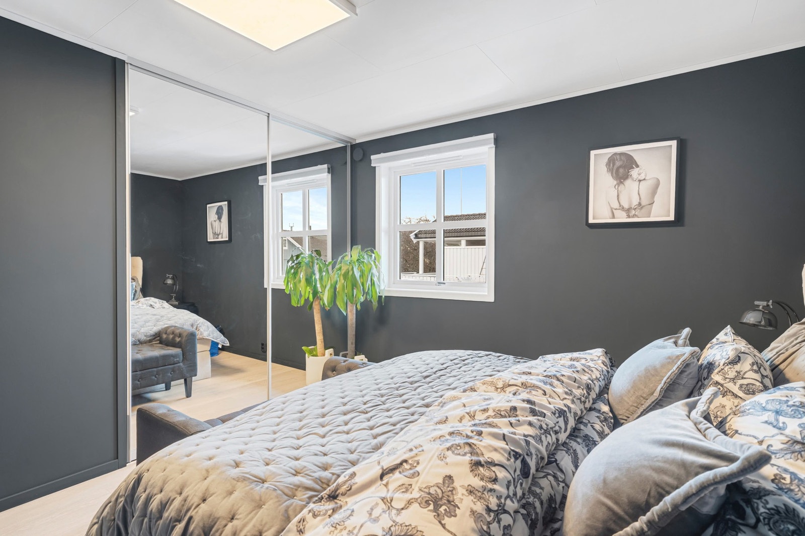 Hovedsoverommet er på ca. 13 kvm og har plassbygd skyvedørsgarderobe med speilfronter. Galleribilde