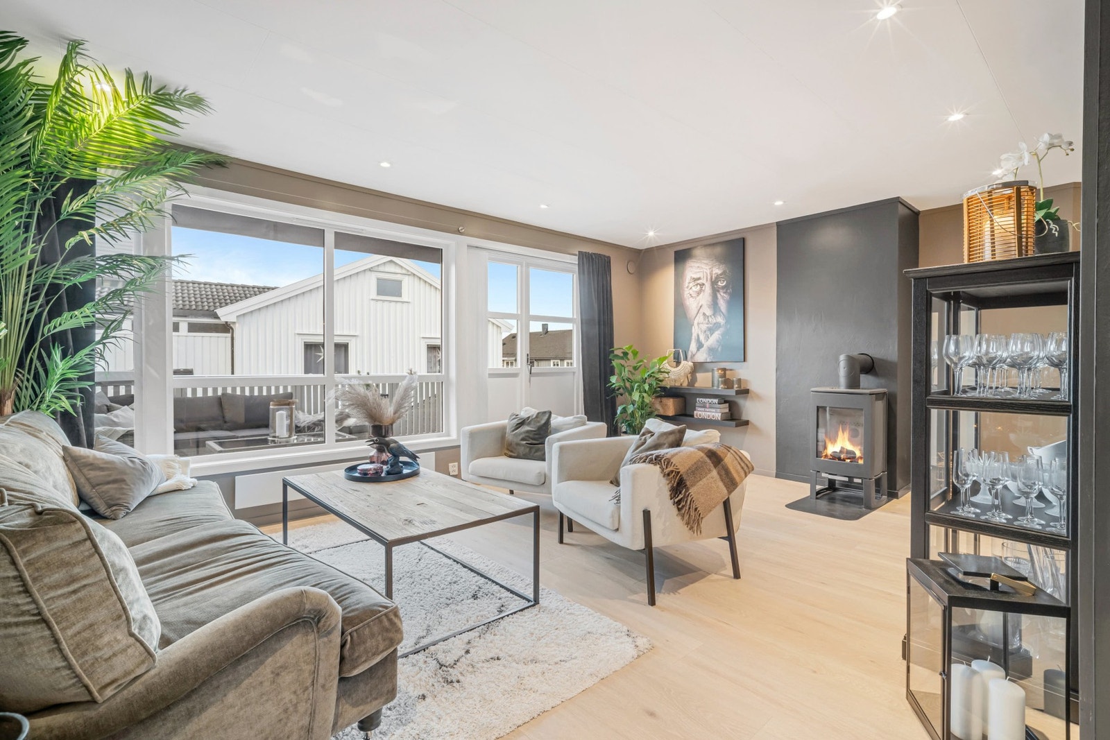 Leilighetens store vindusflater gir et godt lysinnslipp som bidrar til en lett og luftig atmosfære, og planløsningen gjør den lett å innrede. Utstrakt bruk av downlights. Galleribilde