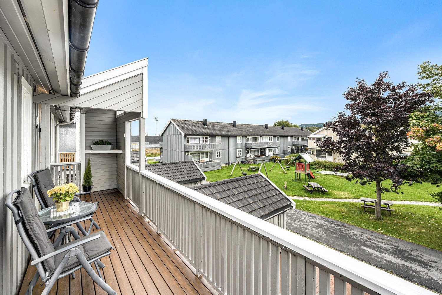 Frokostbalkong ved inngangsparti. Her har man solen fra tidlig morgen til ca. kl. 14:00 på sommerstid. Galleribilde