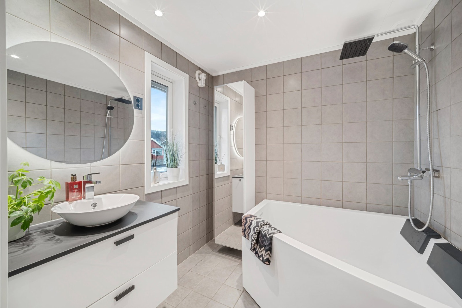 Moderne bad fra 2019 med flislagte flater og tidsriktig innredning. Galleribilde