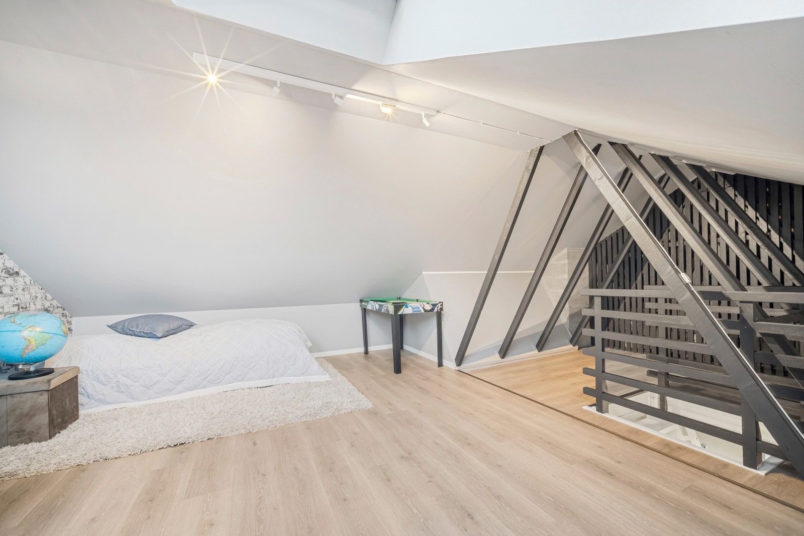 Loftet ble innredet i 2020, hvor den ene delen brukes som loftstue og har et gulvareal på 13 kvm, og den andre delen som bod og har et gulvareal på 8 kvm. Loftet er ikke godkjent for varig opphold. Galleribilde