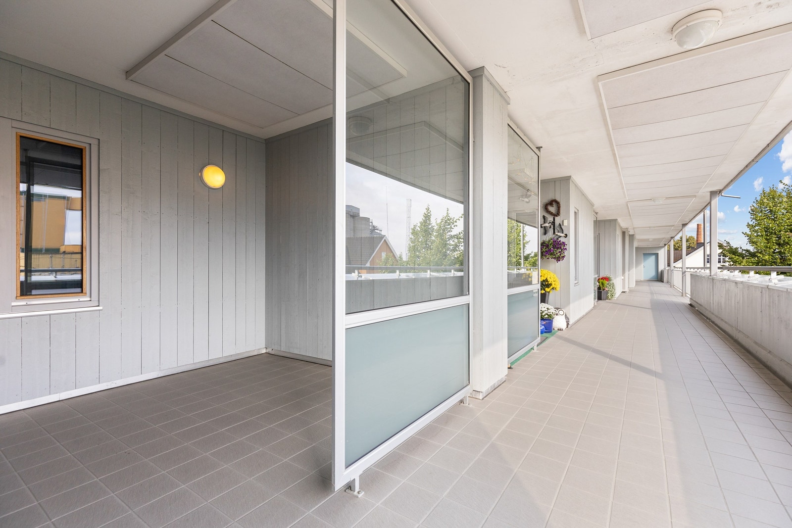 Leiligheten ligger i 2. etasje, og har adkomst via trapp, heis og svalgang Galleribilde