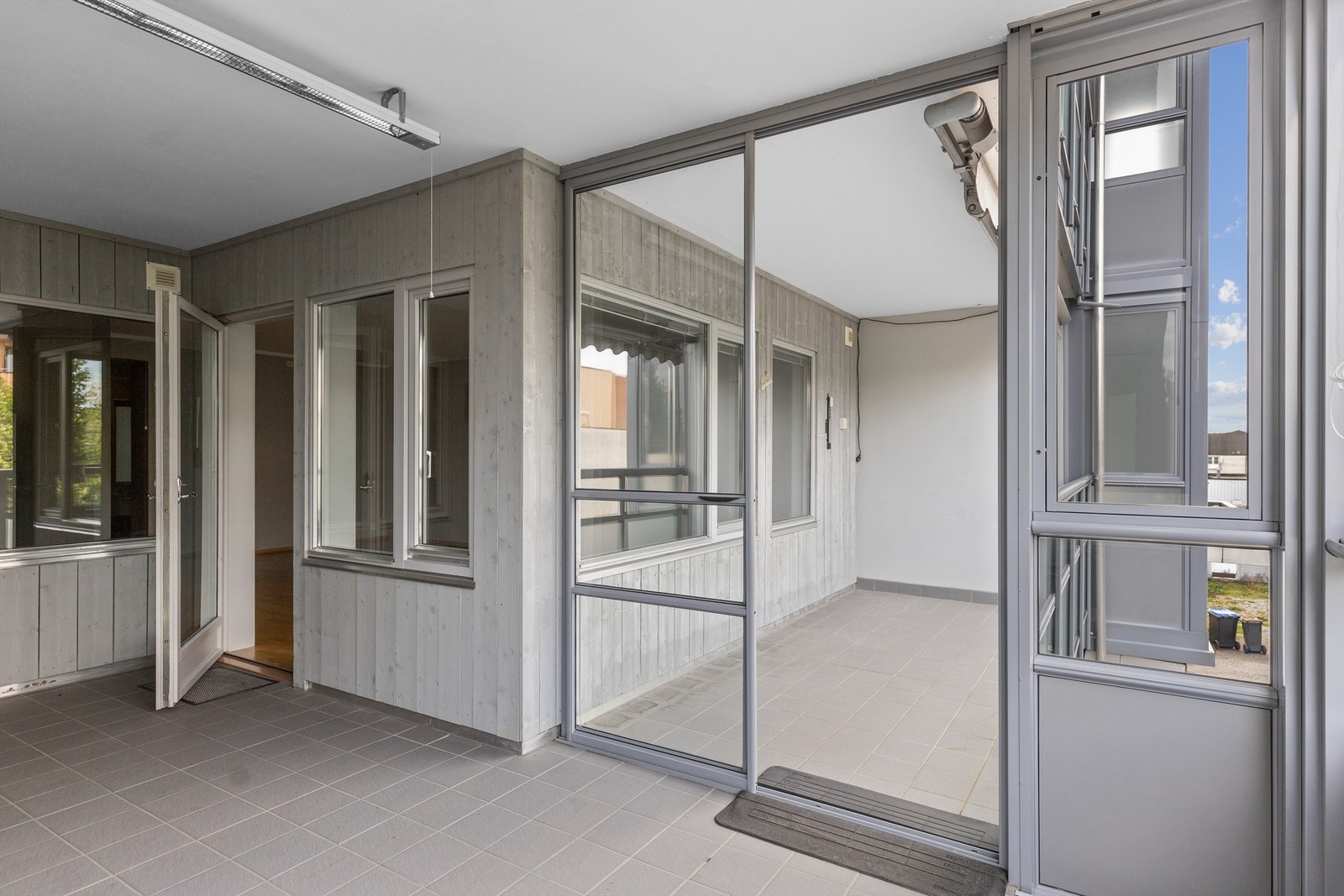 Innglasset balkong med videre adkomst til overbygget balkong Galleribilde