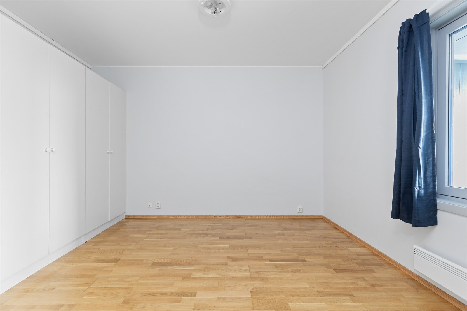 Det er god størrelse på soverommet, som er utstyrt med garderobeskap Galleribilde