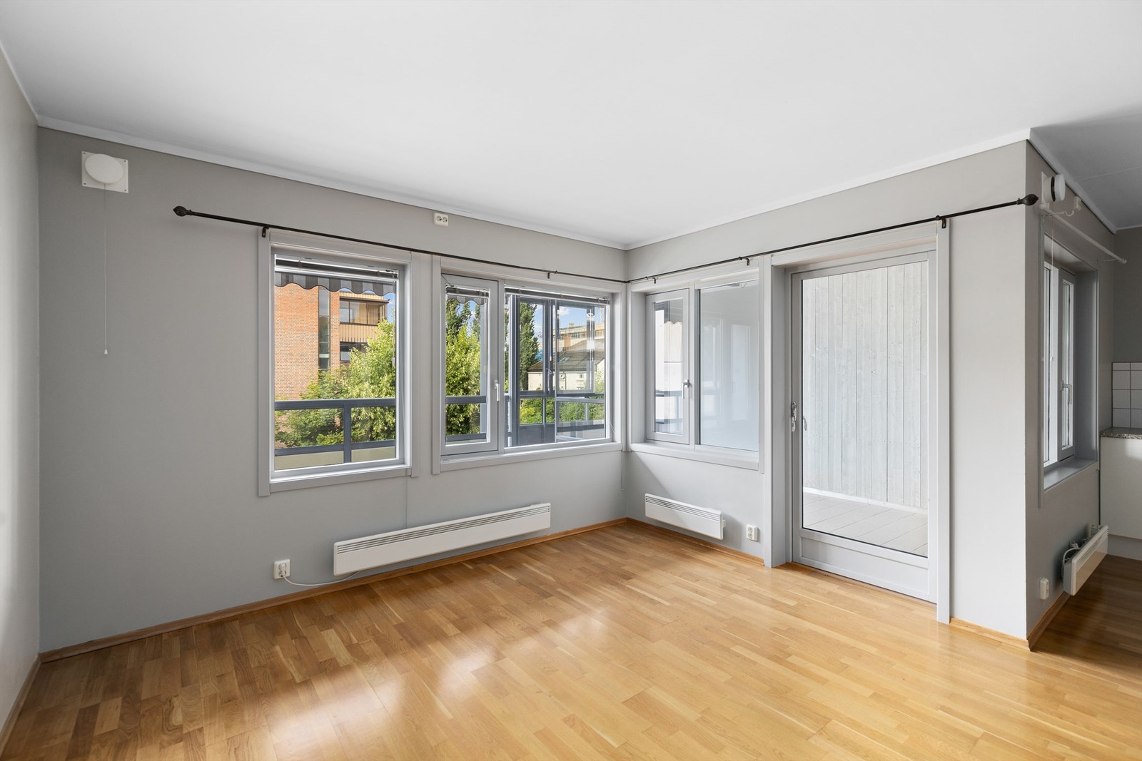 Fra stuen er det utgang til både innglasse og åpen balkong Galleribilde