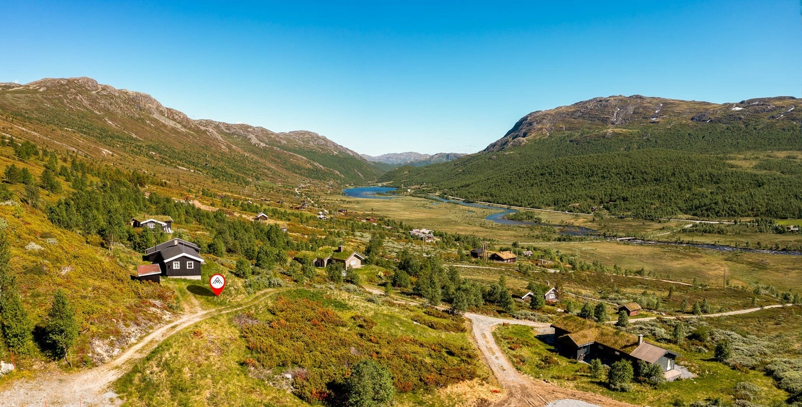 Hytta har en magisk utsikt over den mektige fjellheimen sommer som vinter. Galleribilde
