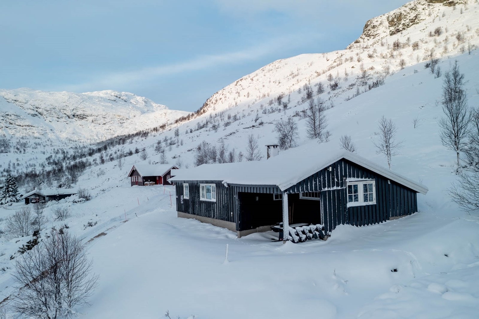 Hytta ligger høyt og fritt på et naturlig høydedrag. Galleribilde