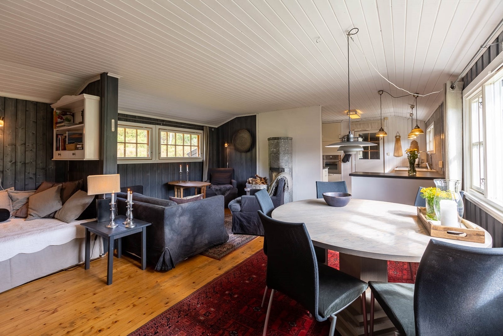 Det er god plass til flere sittegrupper og spisebord. Galleribilde