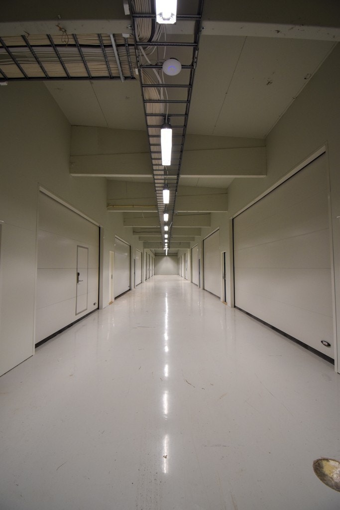 Vi har lokaler som kan brukes som både lett tilgjengelige lager- og produksjonslokaler, kontor. Lokalene våre passer godt til firmaer, håndtverkere, start-ups, stiftelser, billagring, MC-lagring, klubber eller privatpersoner som ønsker å bruke lokalene ti Galleribilde