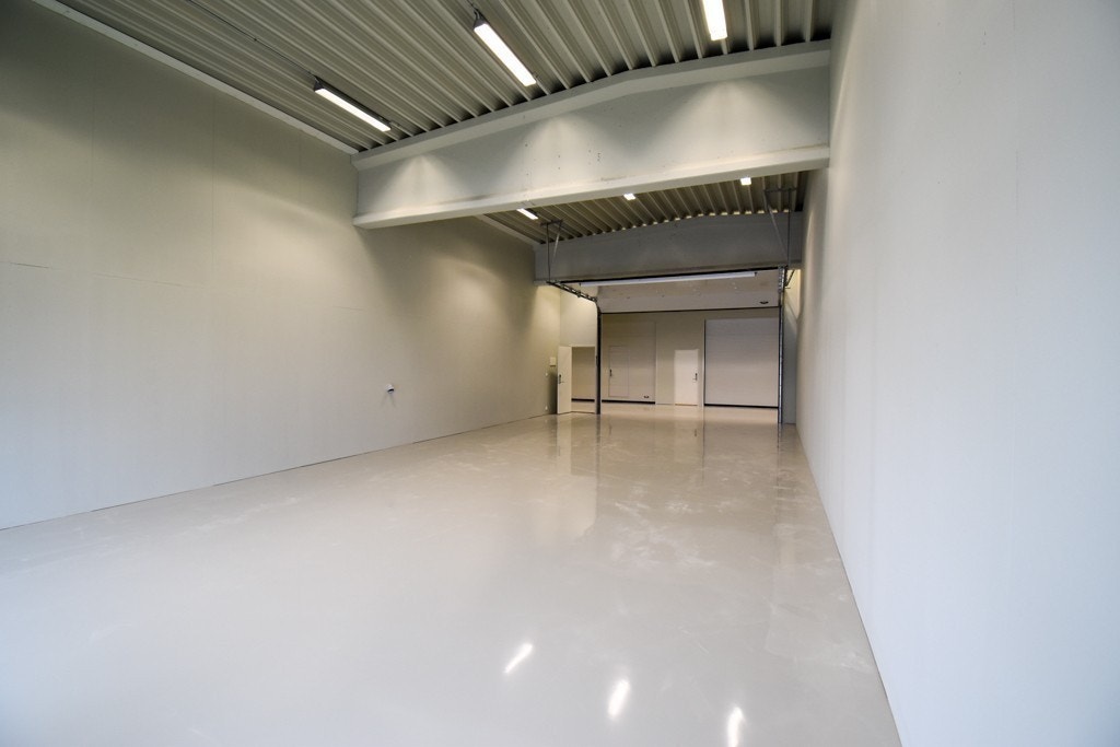 Det er trefaset strøm innlagt, egen strømmåler, elektronisk låsesystem, fiberinternett og videoovervåking for å nevne noe. Galleribilde