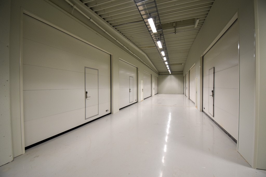 Hvert lokal er tilkoblet ventilasjonsanlegg noe som gir frisk luft. Det er nybygde toaletter og tilgang til postkasser i lokalet. Galleribilde