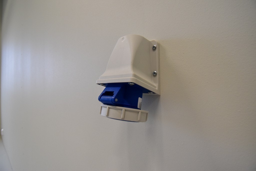 Det er trefaset strøm innlagt, egen strømmåler, elektronisk låsesystem, fiberinternett og videoovervåking for å nevne noe. Galleribilde