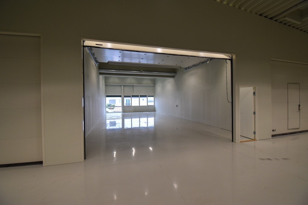 Store varebiler kan kjøre helt inn i lokalene (stor kjøreport). Galleribilde