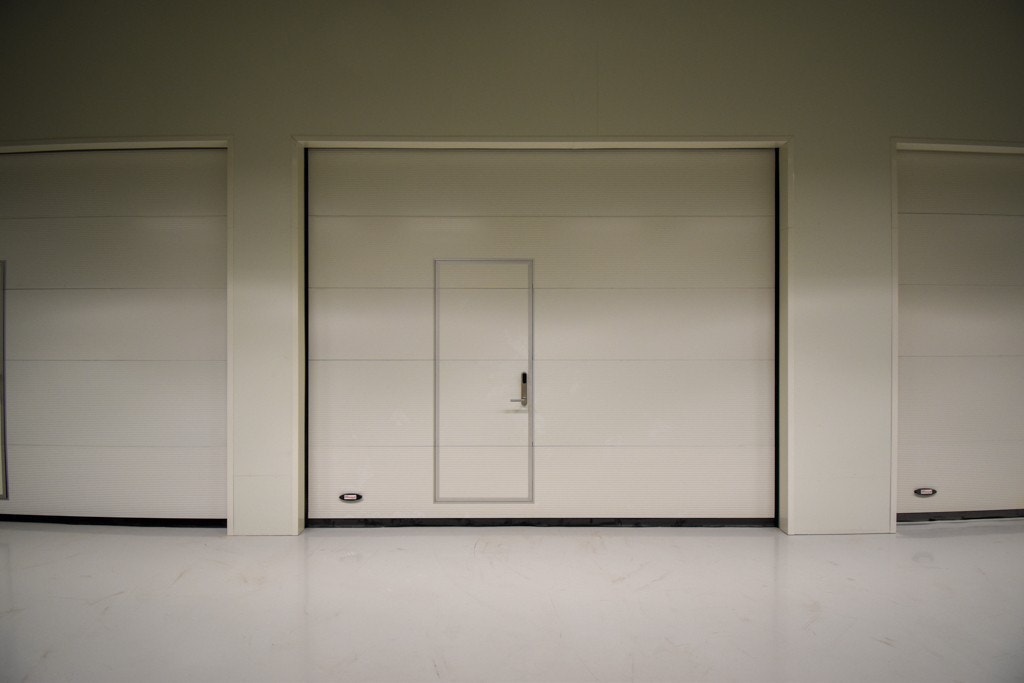 Standard oppsett er porter på 5 meter med egen dør på 90 cm. Lokalene kan utvikles med blant annet kontor, mezzain e.l. etter ønske fra leietaker. Galleribilde