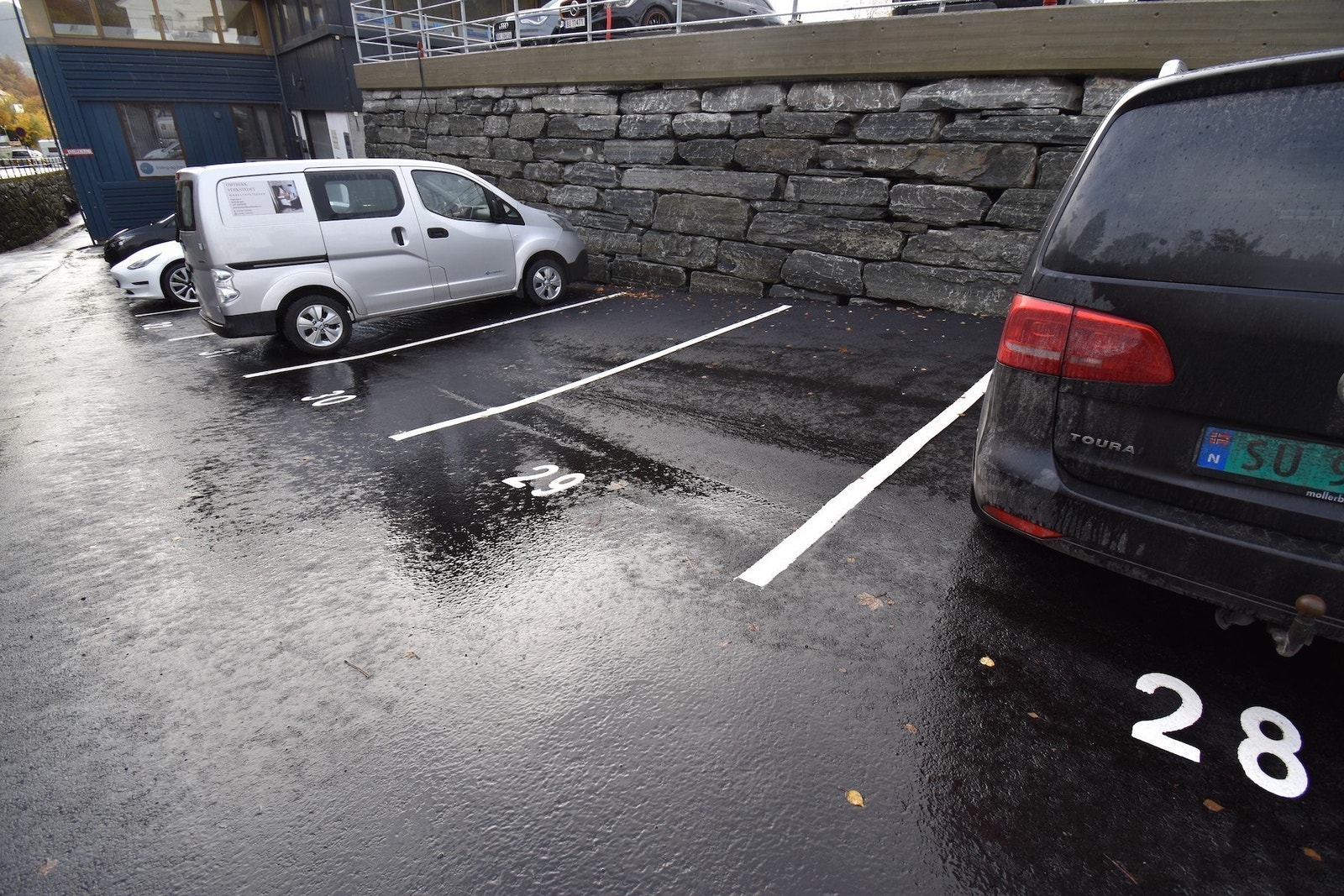 Gode parkeringsmuligheter, oppmerket parkeringsplasser. Mulighet for lading av elbil. Galleribilde